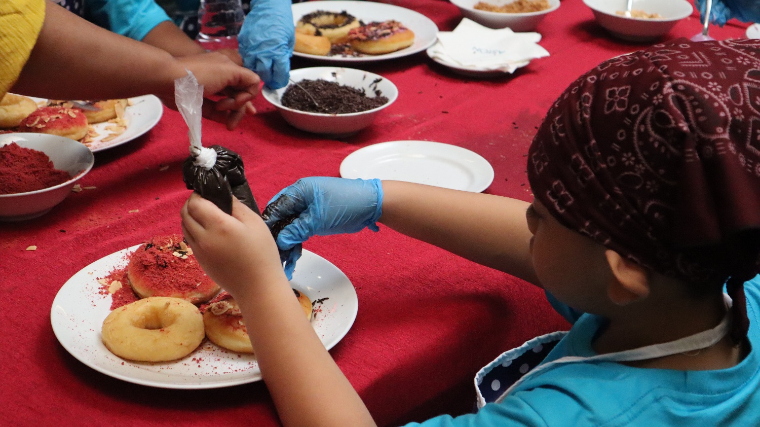 SERU: Kegiatan menghias donut di field trip Aston Pontianak.