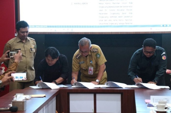 HIBAH: Pemerintah Kota Singkawang bersama Komisi Pemilihan Umum (KPU) dan Badan Pengawas Pemilu (Bawaslu) Kota Singkawang menandatangani penyerahan dana hibah mendukung Pilkada Serentak Tahun 2024.&nbsp;