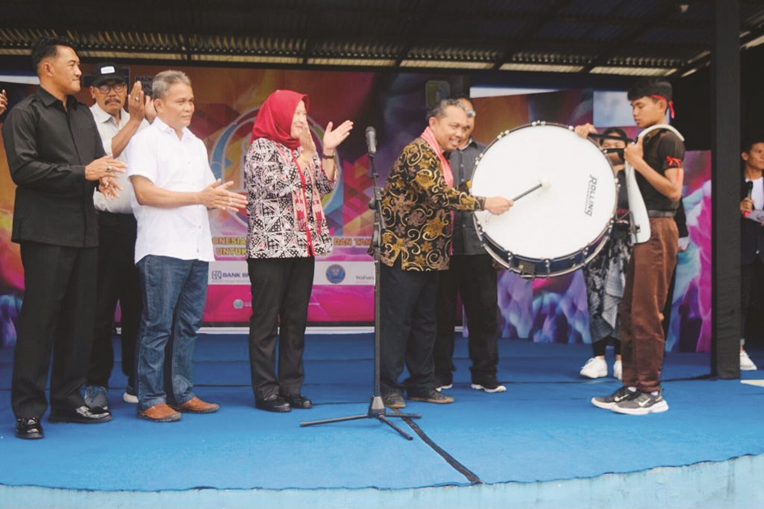 FESTIVAL PELAJAR : Wakil Bupati Sintang Melkianus, saat membuka Festival Pelajar Nusantara Radio Republik Indonesia Kabupaten Sintang.