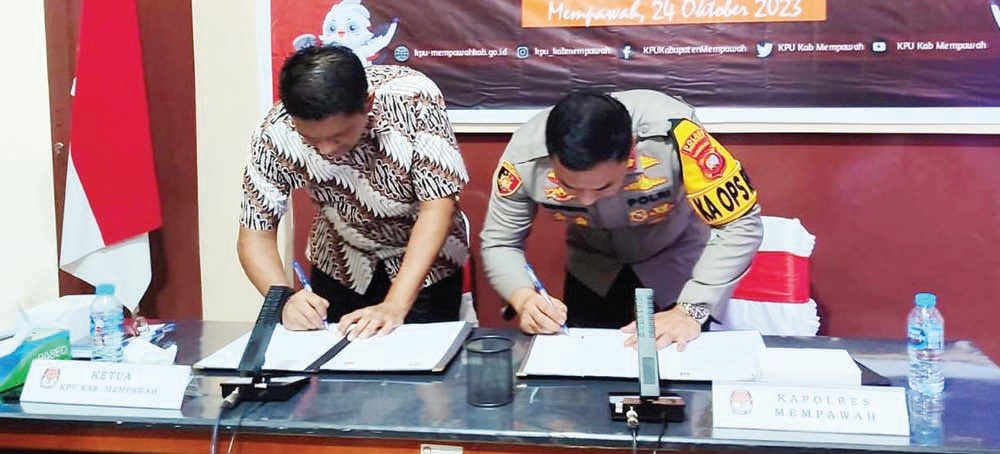KERJASAMA : Ketua KPU dan Kapolres Mempawah menandatangani kerjasama.