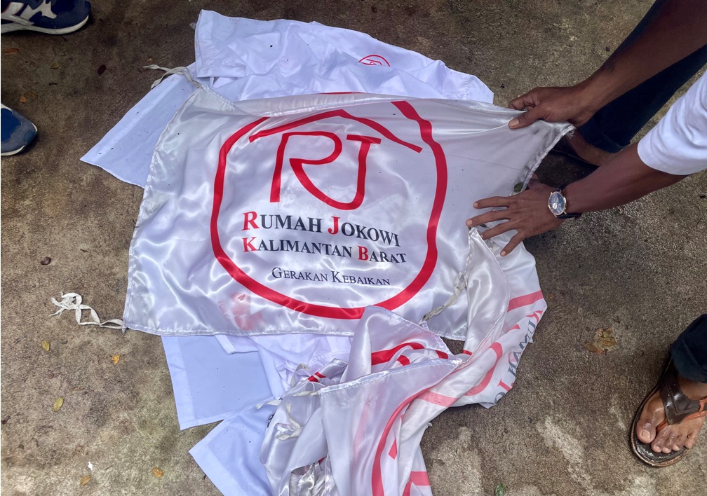 Relawan Rumah Jokowi menurunkan plang dan membuang seragam serta attibut relawan di sekretariat dewan pengelola cabang, Jalan Putri Daranante, Pontianak Kota, Selasa (24/10) pagi.