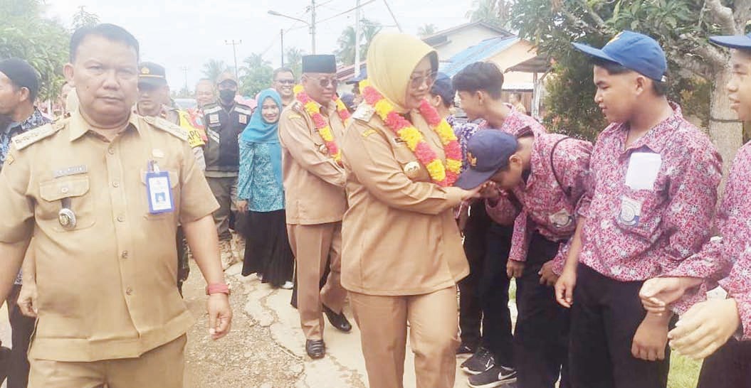 Bupati, Wabup dan rombongan disambut para siswa-siswi di Kecamatan Sungai Kunyit dalam kegiatan program Gema Bina Bangun Desa (GBBD).