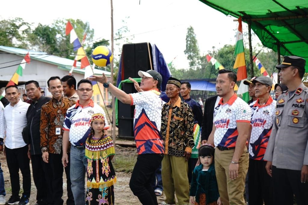 SERVIS PEMBUKA: Wakil Bupati Kapuas Hulu Wahyudi Hidayat melakukan servis pembuka saat membuka Turnamen Pangeran Cup di Desa Pangeran, kemarin.