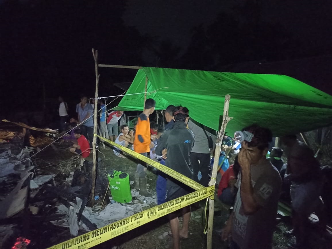 HANGUS: Rumah warga di Desa Kayu Ara, Kecamatan Menyuke hangus terbakar tak bersisa, Selasa (24/10).