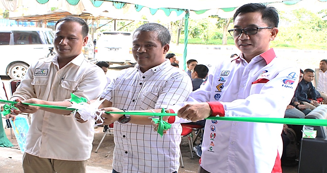 Ketua P3SM Kubu Raya Kadis Naker dan Ketua P3SM Kalbar melakukan pengguntingan pita  pada grand opening