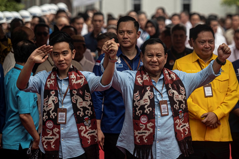Pasangan bakal calon presiden dan wakil presiden Prabowo Subianto (kanan) dan Gibran Rakabuming Raka (kiri) menyapa wartawan sebelum menyerahkan syarat pencalonan menjadi presiden dan wakil presiden.