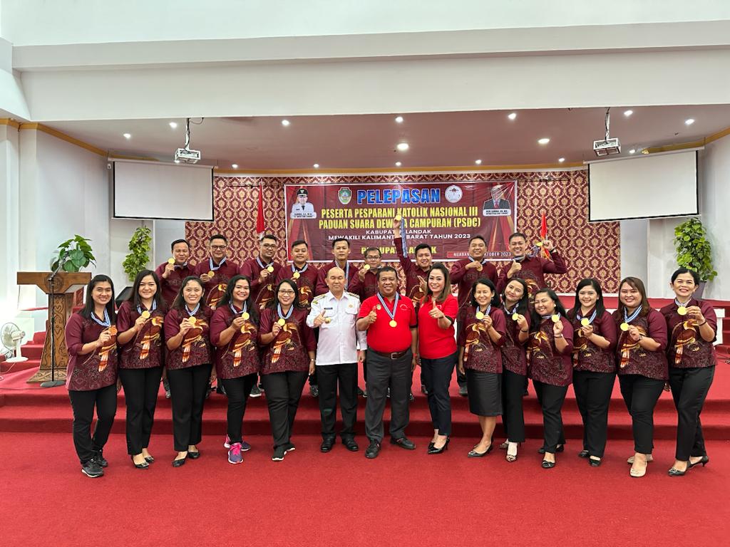MELEPAS: Pj Bupati Landak Samuel melepas kontingen PSDC landak yang akan bertanding pada Pesparani III di aula kantor bupati Landak, Rabu (25/10).