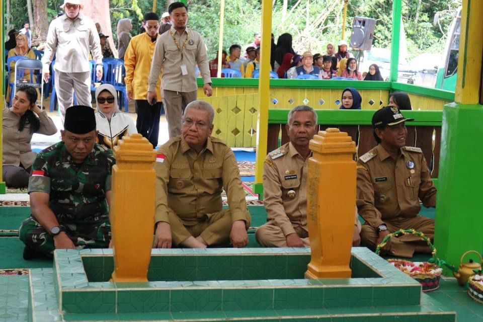 ZIARAH: Pj Gubernur Kalbar, Harisson bersama Danrem 121/ABW, Bupati dan Wabup Ketapang, melakukan ziarah ke makam Pahlawan Panglima Tentemak di Kecamatan Tumbang Titi, Rabu (25/10).