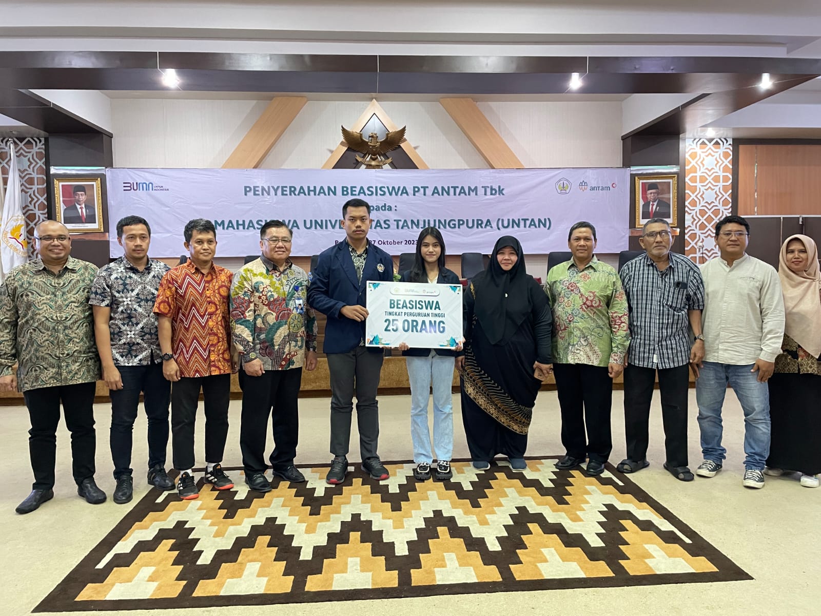 PT ANTAM Tbk, menyerahkan beasiswa kepada 25 mahasiswa Universitas Tanjungpura, Jumat (27/10).