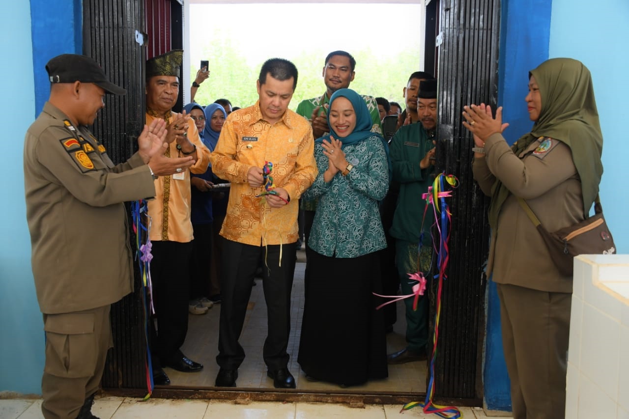 PERESMIAN: Pj Bupati Kayong Utara Romi Wijaya, didampingi Pj Ketua TP PKK Kabupaten Kayong Utara, Tengku Mardiana Romi bersama OPD terkait pada peresmian Pasar Rakyat Sukadana, Kamis (26/10).