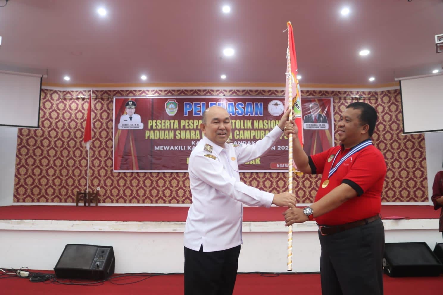 TERIMA: Ketua LP3D Kabupaten Landak Heri Saman menerima bendera pataka dari Pj Bupati Landak Samuel.