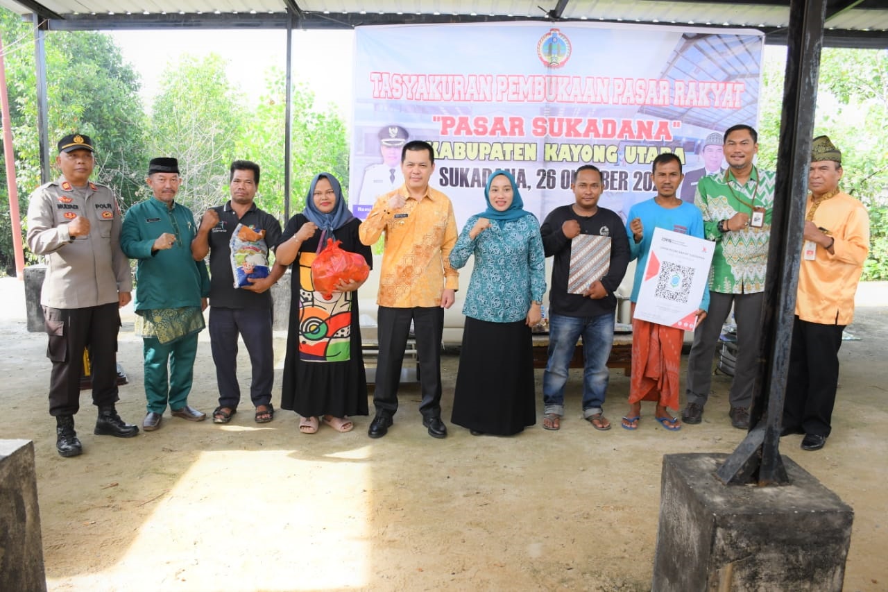 OPERASI PASAR: Secara simbolis dimulainya operasi pasar oleh Pj Bupati Kayong Utara Romi Wijaya beserta pihaklainnya.