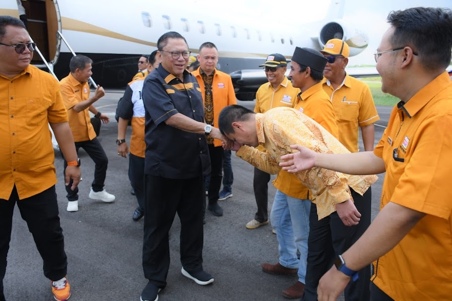 CIUM TANGAN: Penjabat Bupati Kayong Utara Romi Wijaya mencium tangan Oesman Sapta Odang (OSO), saat menyambut kedatangan tokoh nasional asal Sukadana tersebut di Bandara Rahadi Osman Ketapang.