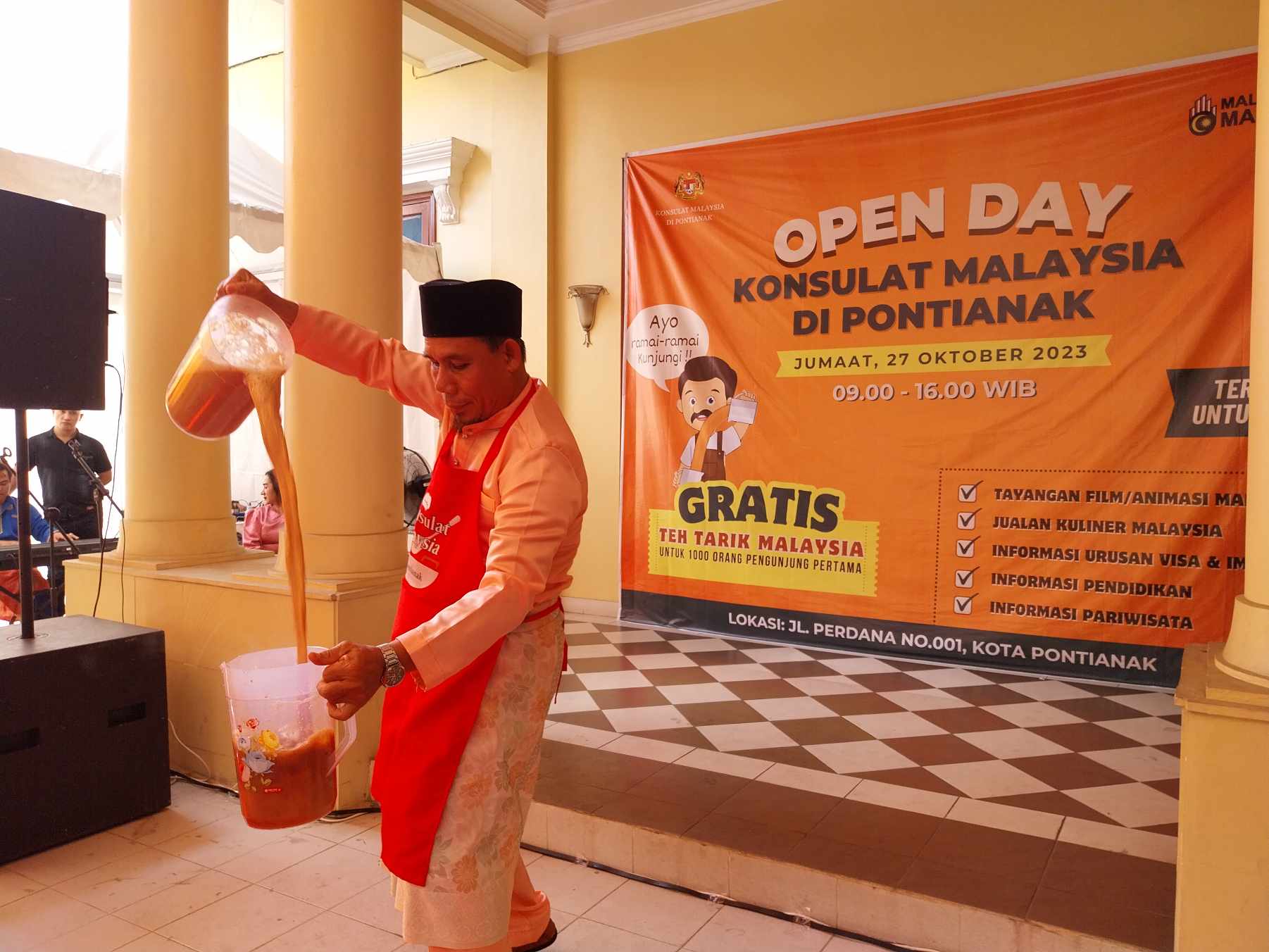Seorang peracik teh tarik dari Malaysia mendemonstrasikan cara membuat teh tarik dalam kegiatan Open Day Konsulat Malaysia, Jumat (27/10).