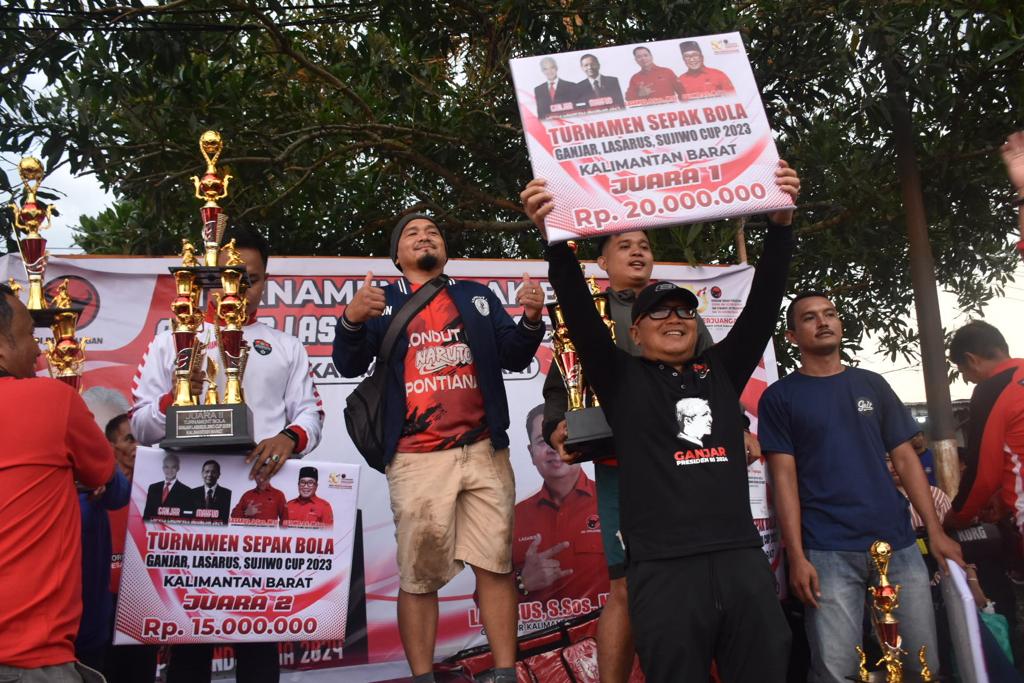 Sujiwo menyerahkan hadiah.