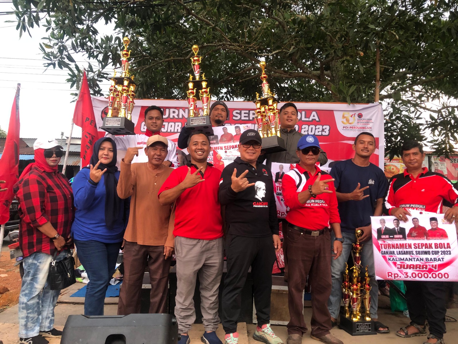 Bendahara DPD PDI Perjuangan Kalimantan Barat, Sujiwo secara simbolis menutup Turnamen sepak bola Ganjar Lasarus Jiwo (GLJ) Cup yang digelar PDI Perjuangan di Lapangan Sepak Bola Kuala Dua, Kubu Raya.