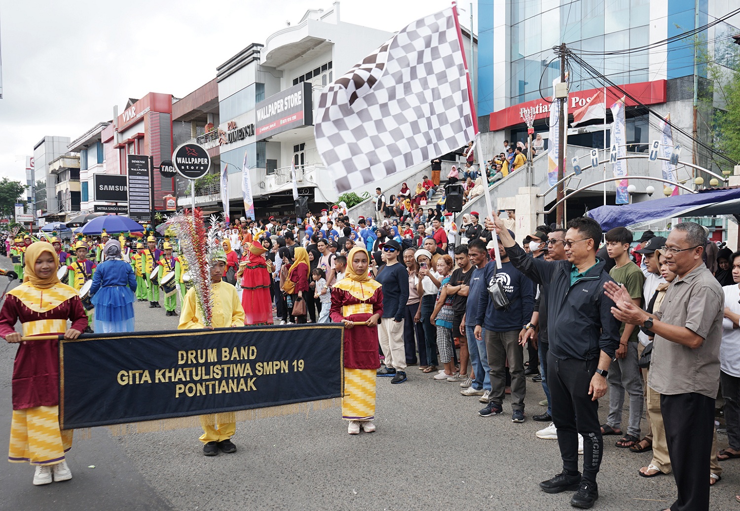 LEPAS PESERTA: Wali Kota Pontianak,Edi Rusdi Kamtono melepas peserta festival dramband  pelajar dalam rangka memeriahkan hari jadi Kota Pontianak.