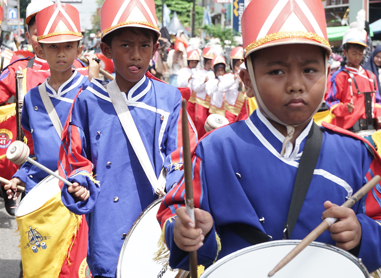 KONSENTRASI: Peserta drumband tetap berkonsentrasi saat melakukan parade.