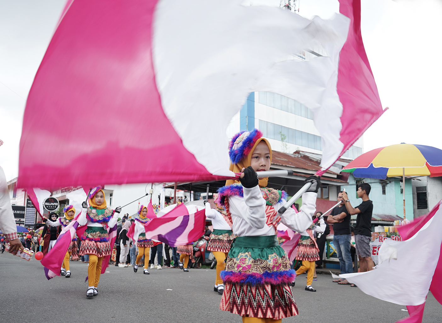 PERCAYA DIRI: Tim diamond symphony memutar bendera dengan percaya diri.