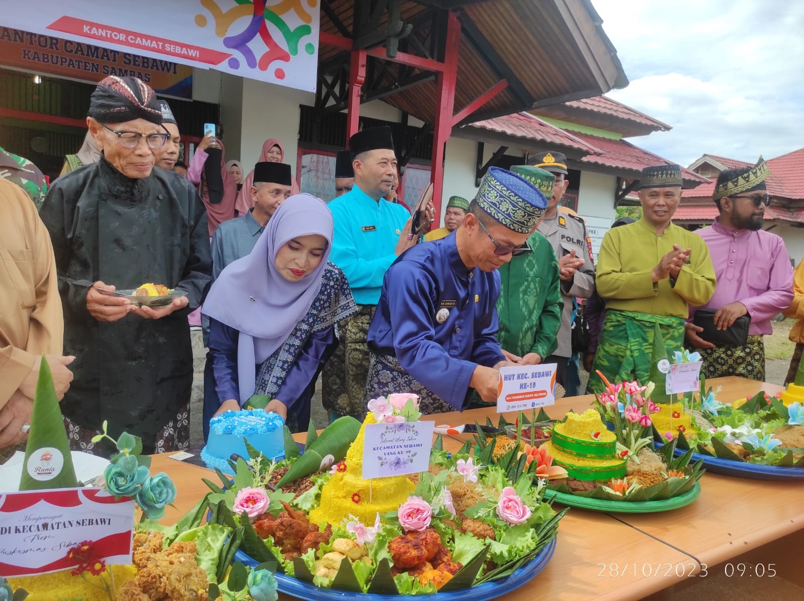 SEREMONI: Kegiatan HUT Kecamatan Sebawi ke-19, peringatan ini menjadi perdana pasca pemekaran.