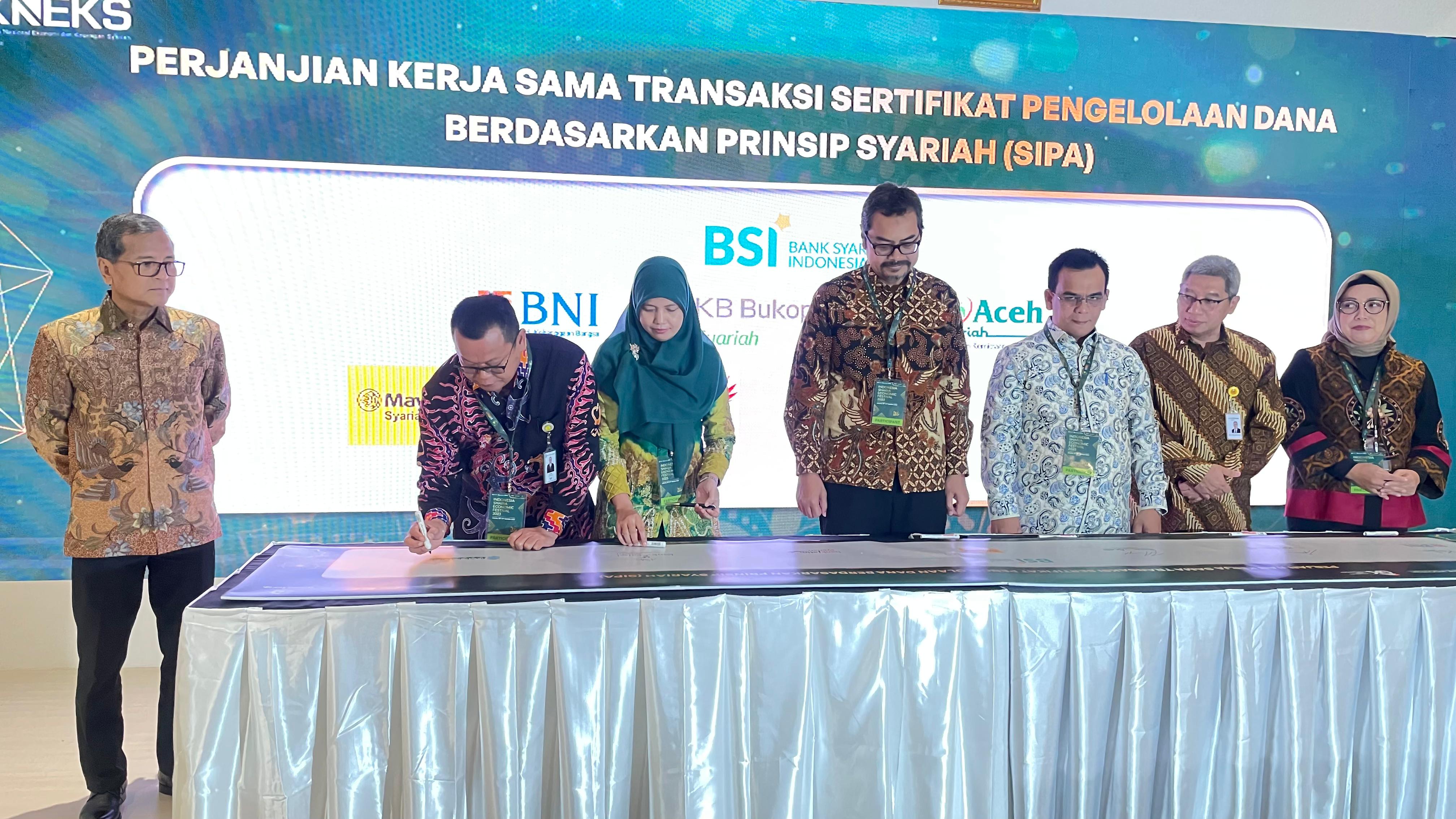 TANDATANGANI : Direktur Utama Bank Kalbar, Rokidi menandatangani perjanjian kerja sama dalam rangka mengembangkan Unit Usaha Syariah. DOKUMENTASI BANK KALBAR