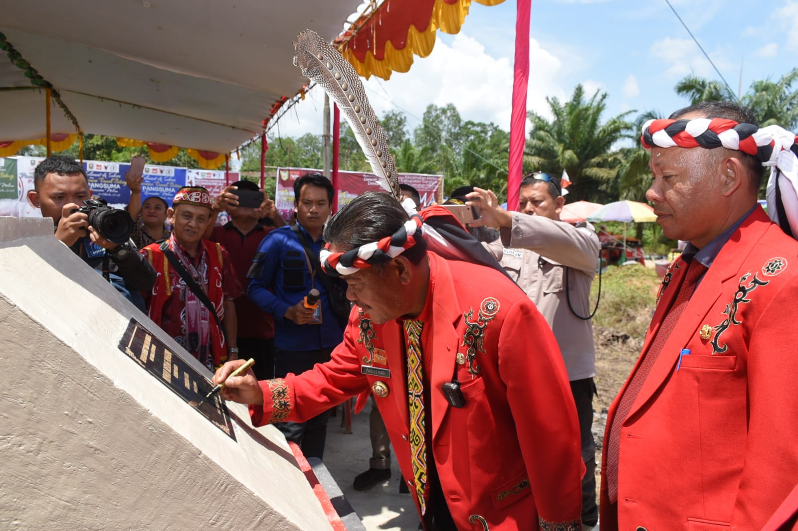 RESMIKAN: Bupati Sanggau Paolus Hadi saat meresmikan Rumah Betang Pangsuma di Meliau.