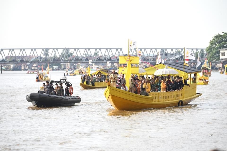KARNAVAL: Puluhan perahu hias menyemarakkan Karnaval Sungai Pawan, Jumat (27/10).