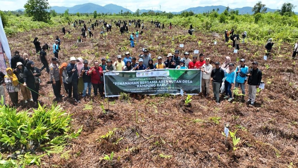 TANAM: Sebanyak 200 mahasiswa dari Fakultas Ilmu Sosial dan Ilmu Politik (Fisip) Universitas Tanjungpura melakukan penanaman pohon di area seluas 3 hektar di Desa Kampung Baru,  Kubu Raya.