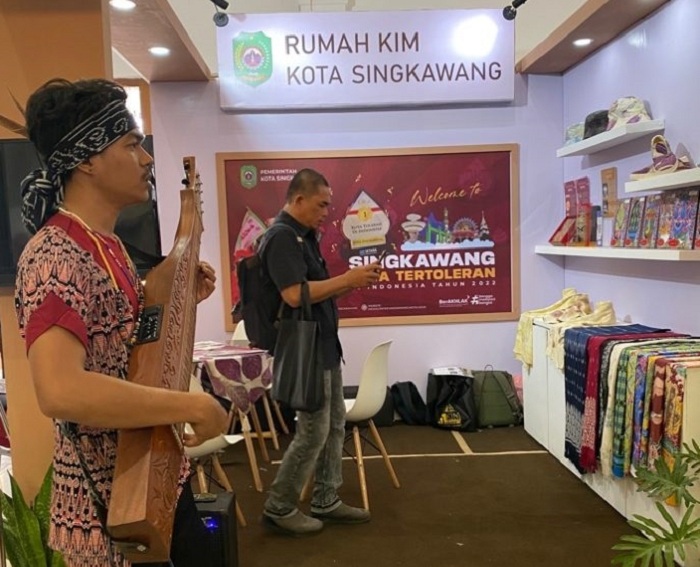 HIBURAN: Pengunjung yang datang di stand KIM Singkawang pada KIMFest Balai Pemuda Surabaya dihibur dengan permainan sape&rsquo; yang dimainkan oleh Ardo.