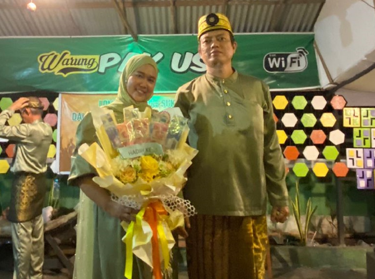 Pak Usu alias Andi Darmawan bersama Istri