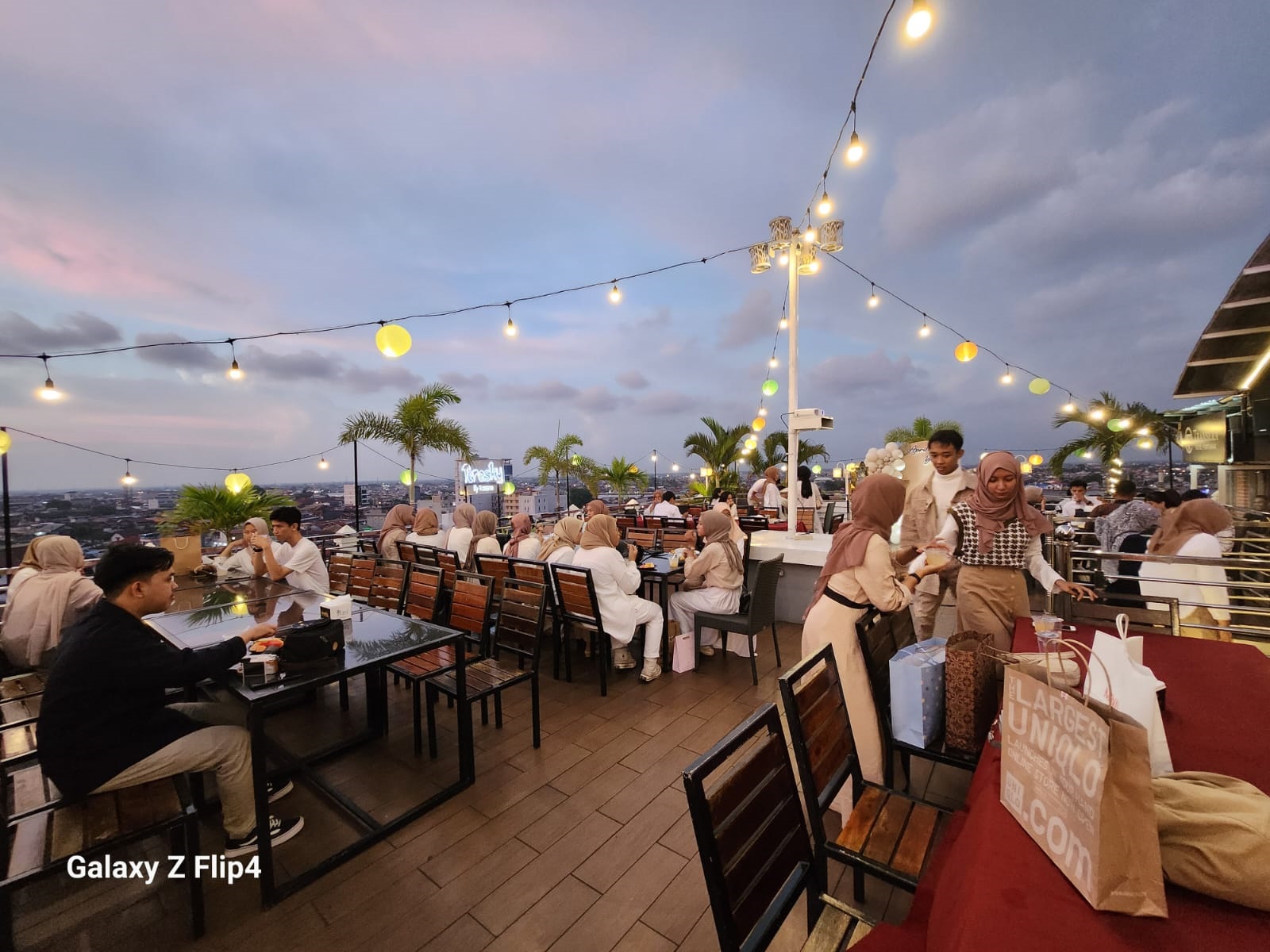 TERJANGKAU: Terasky Restaurant tempat paling cocok untuk merayakan birthday/ bersantai bareng pasangan, keluarga atau teman