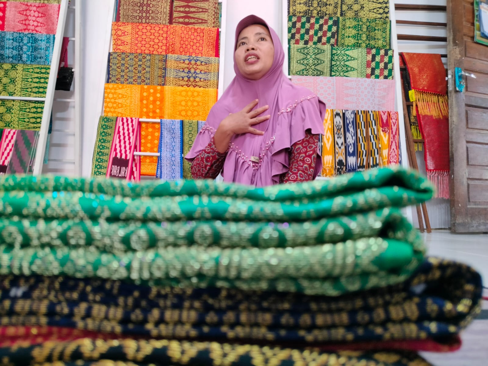 Kurniati menceritakan kepada Pontianak Post tentang kisah perjalanan Kampung Tenun Khatulistiwa yang dirintisnya sejak dua dekade lalu.