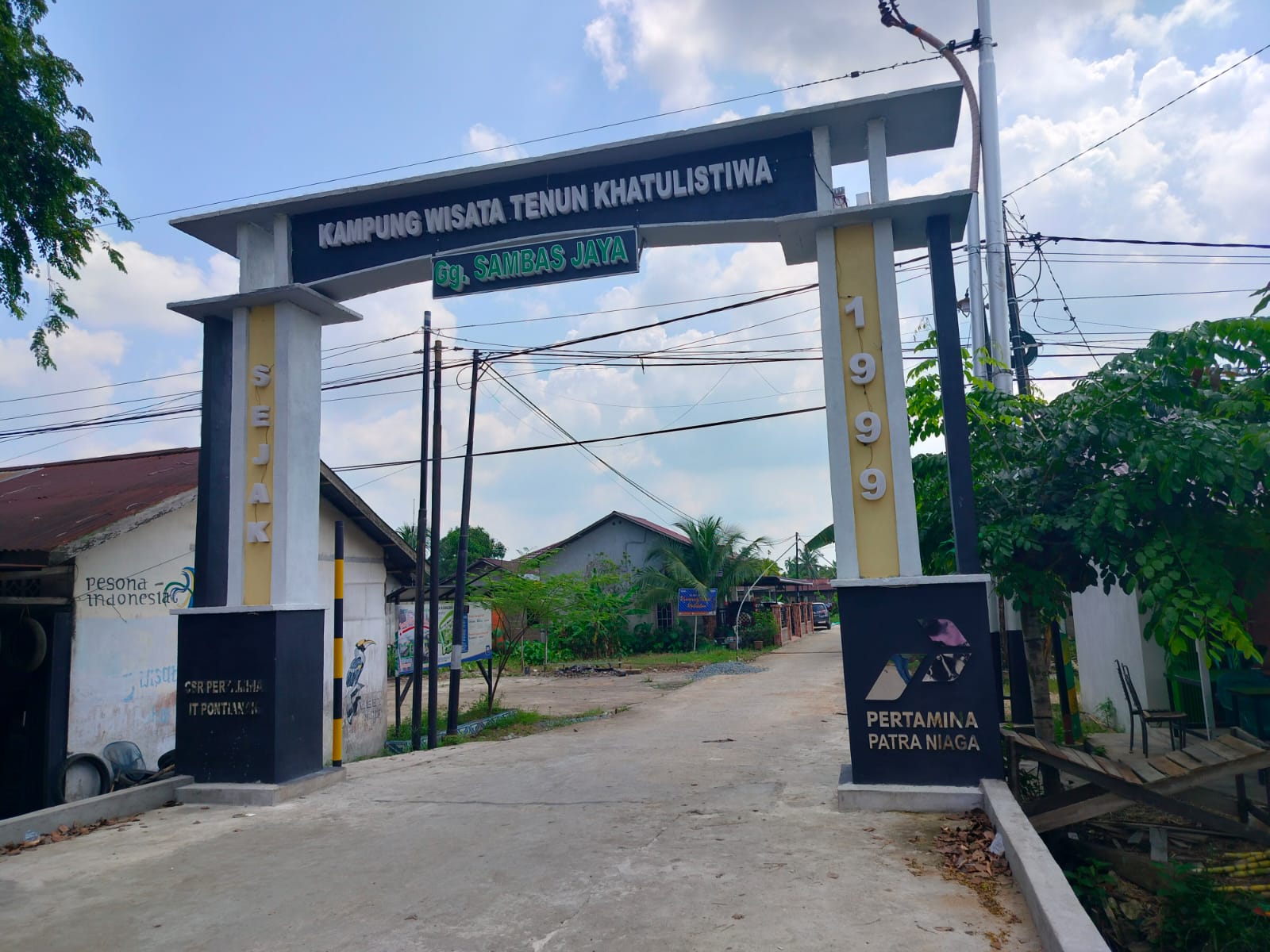 Gapura Gang Sambas Jaya, lokasi Kampung Tenun Khatulistiwa.