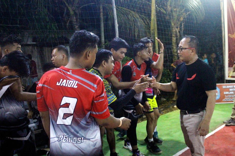 BERSALAMAN: Wakil Bupati Kubu Raya, Sujiwo, menyalami tim yang akan bertanding usai membuka Turnamen Bola Voli GLZJ Cup Antardesa se-Kabupaten Kubu Raya di Lapangan Ivojeb Desa Jeruju Besar.