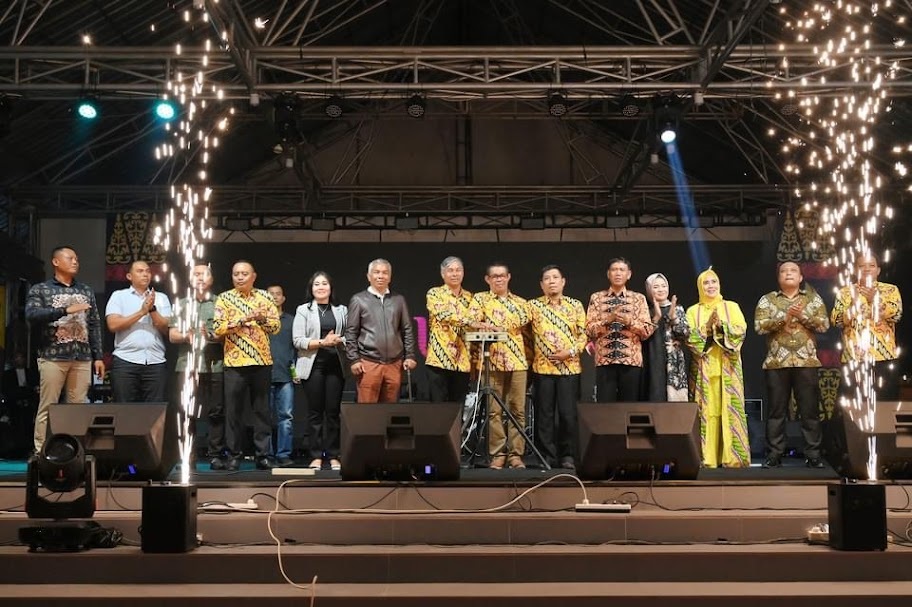 TEKAN SIRENE: Bupati Ketapang Martin Rantan bersama jajaran Forkopimda Ketapang secara serempak menekan tombol sirene penanda selesainya seluruh rangkaian Napak Tilas 2023, Sabtu (28/10) malam.