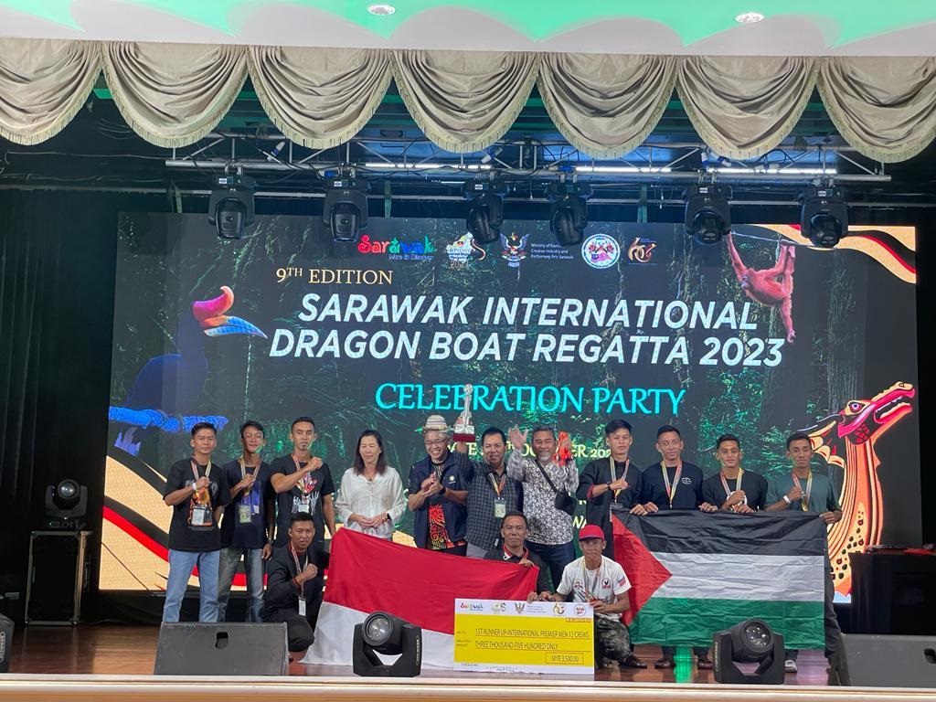 JUARA: Tim Dayung Kapuas Hulu yang mewakili Indonesia berhasil meraih juara pertama di lomba International Dragon Boat Regata di Kuching, Sarawak.