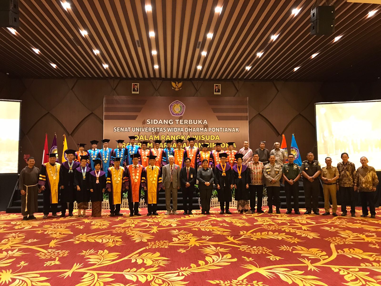 WISUDA: Pejabat tamu undangan, tenaga didik Universitas Widya Dharma, Ketua Yayasan, Rektor Unversitas Widya Dharma dan lima mahasiswa lulusan terbaik dari 5 program studi berfoto bersama usai wisuda.