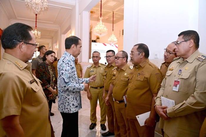 MENGARAHKAN: Presiden Joko Widodo saat memberikan pengarahan kepada Pj Wali Kota Singkawang, Sumastro dan Pj kepala daerah lainnya di Istana Negara Jakarta, Senin (30/10).