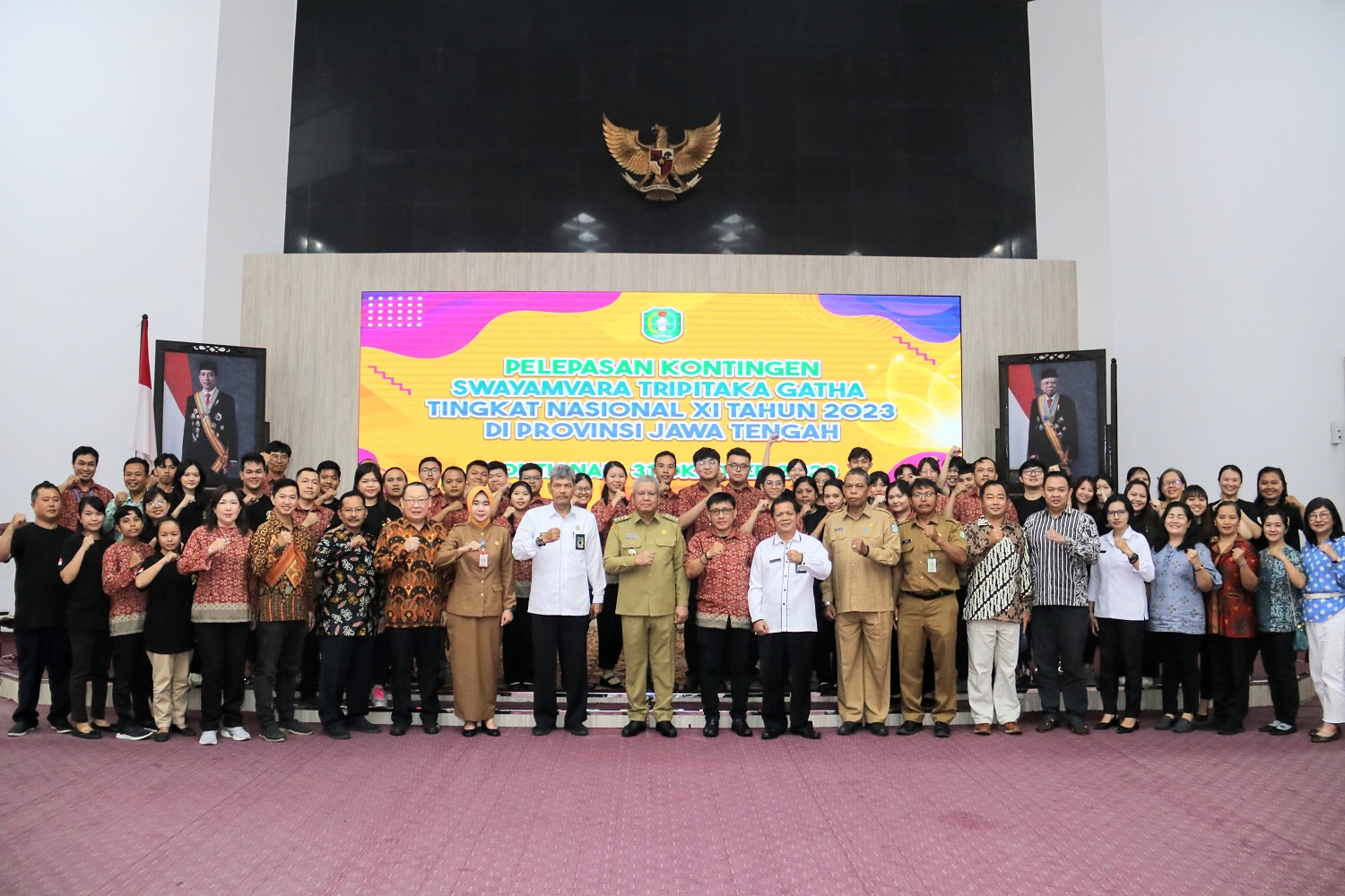 BERSAMA: Harisson foto bersama kontingen Kalbar yang akan mengikuti STG Tingkat Nasional XI Tahun 2023 di Magelang, usai dilepas di Balai Petitih, Kantor Gubernur.