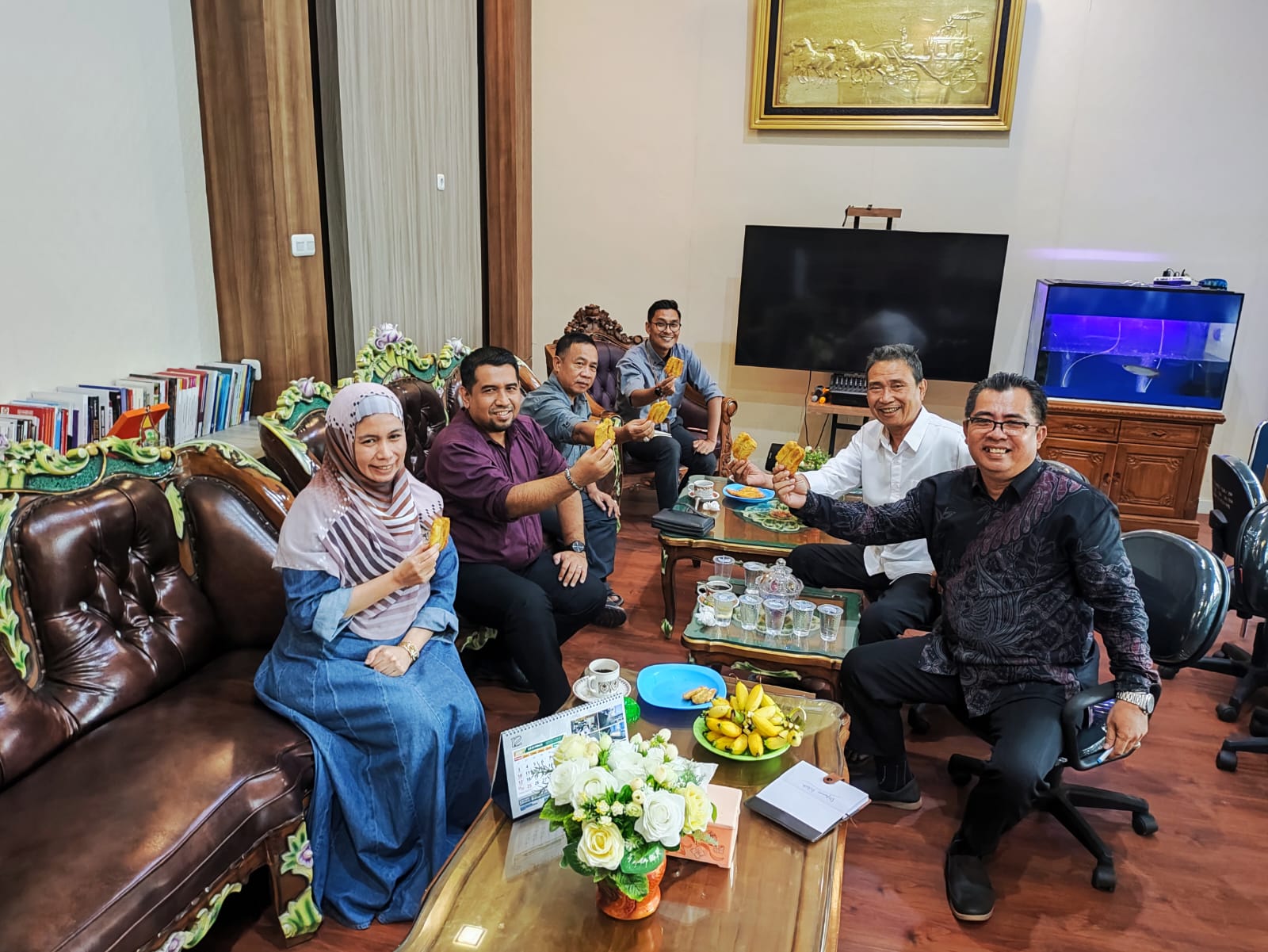Konsul Malaysia Azizul Zekri (dua dari kiri) saat berkujun FISIP Untan diterima Dekan Dr. Herlan beserta Wakil Dekan dan staf pengajar.