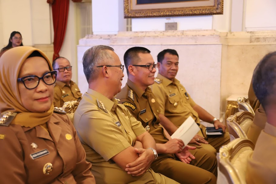 BERBINCANG: Pj. Bupati Kayong Utara Romi Wijaya berbincang akrab dengan Pj. Wali Kota Singkawang Sumastro, saat mendengarkan arahan Presiden, Senin (30/10).