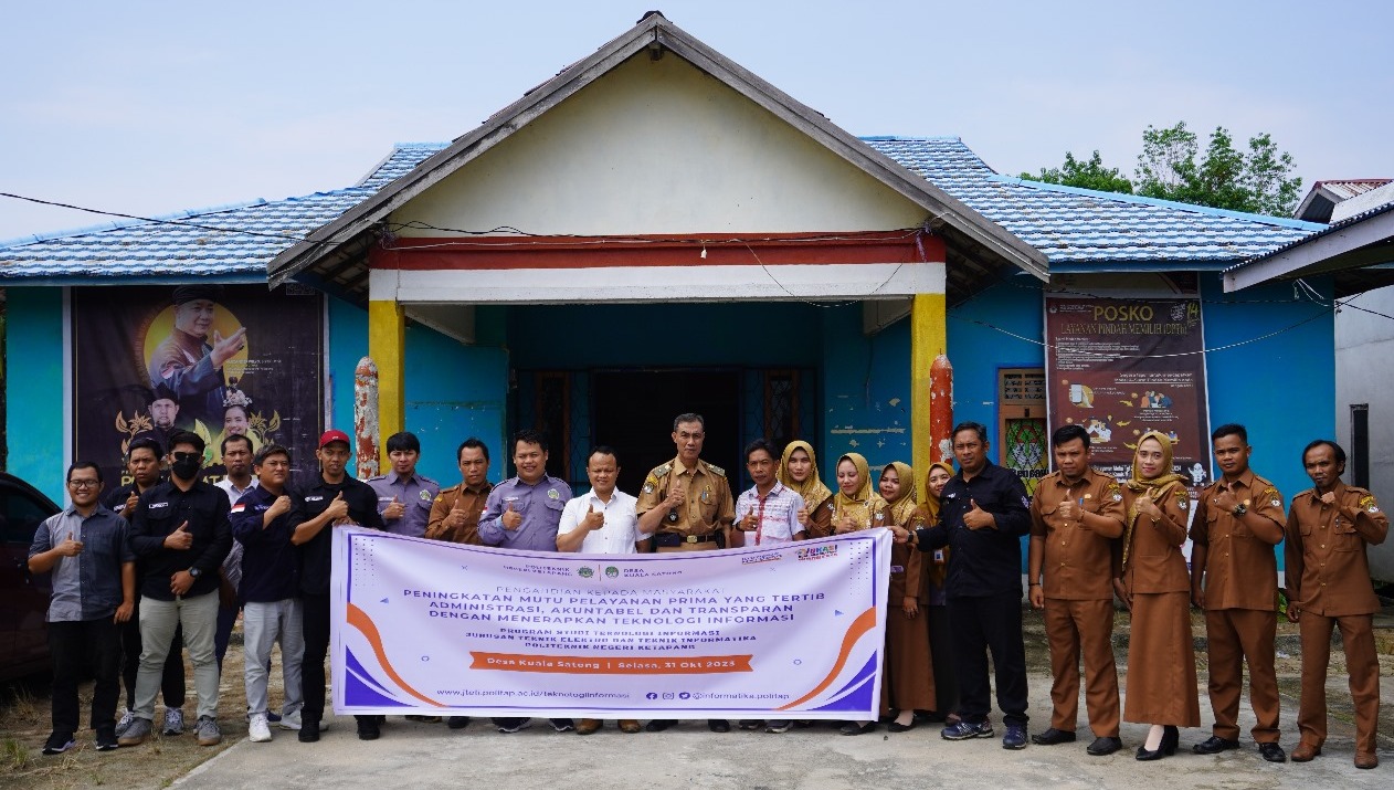 Foto Bersama Prodi Teknologi Informasi dengan Perangkat Desa Kuala Satong.