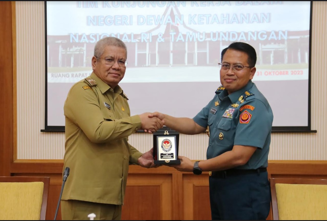 CENDERA MATA: Harisson menerima cendera mata dari&nbsp;Pengarah Tim KKDN&nbsp;Setjen Wantannas&nbsp;Laksdya&nbsp;TNI Dadi Hartanto&nbsp;saat berkunjung ke Kantor Gubernur Kalbar, Selasa (31/10).&nbsp;