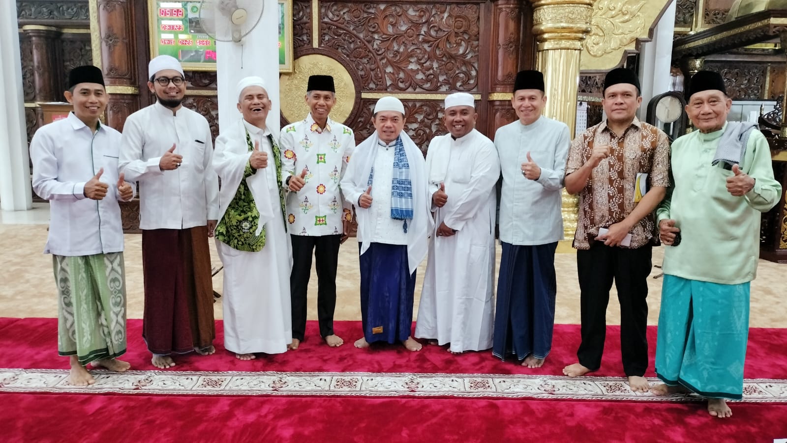 Pengurus DMI Kalbar dan Sajadah Fajar foto bersama di Masjid 1000 Tiang di Jambi usai Shalat Subuh Bersama.