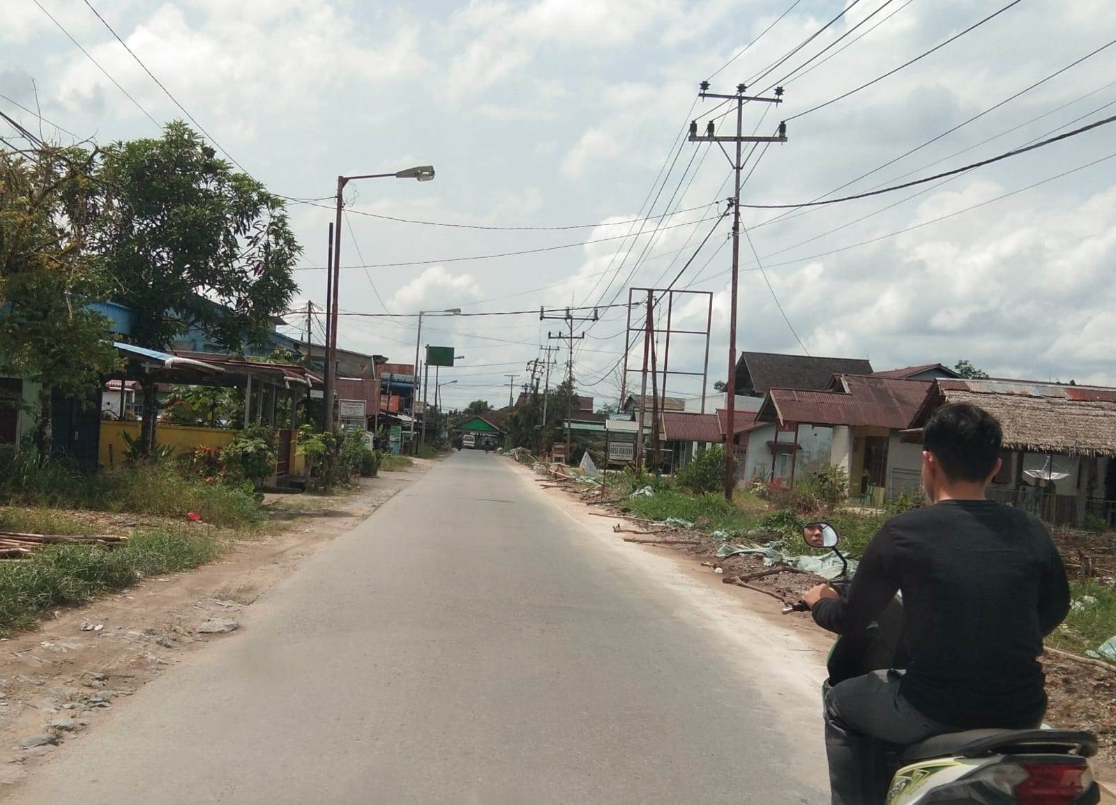 LENGANG: Ruas Jalan Raya Sejangkung yang sudah dilebarkan, program ini dapat mengurai kemacetan yang terkadang terjadi di jam-jam tertentu.