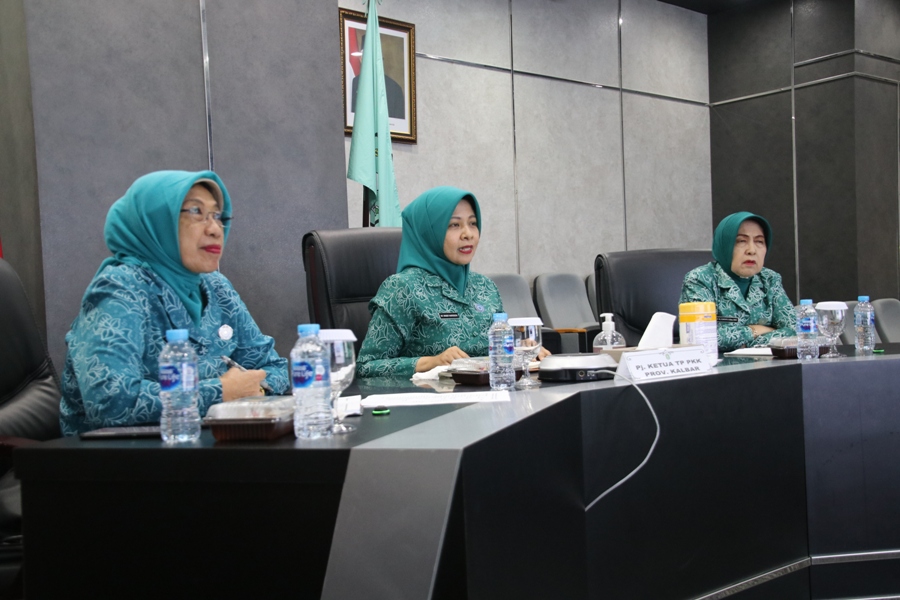 Pj Ketua Tim TP-PKK Kalbar Windy Prihastari bersama jajaran saat mengikuti rapat persiapan kunker Ketua Umum TP-PKK Pusat Tri Tito Karnavian di Kalbar, Kamis (2/11).