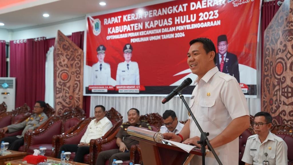 BERI ARAHAN: Bupati Kapuas Hulu Fransiskus Diaan memberikan arahan pada Rapat Kerja (Raker) Perangkat Daerah Kabupaten Kapuas Hulu digelar di Aula Rumah Jabatan Dinas (Pendopo) Bupati Kapuas Hulu.