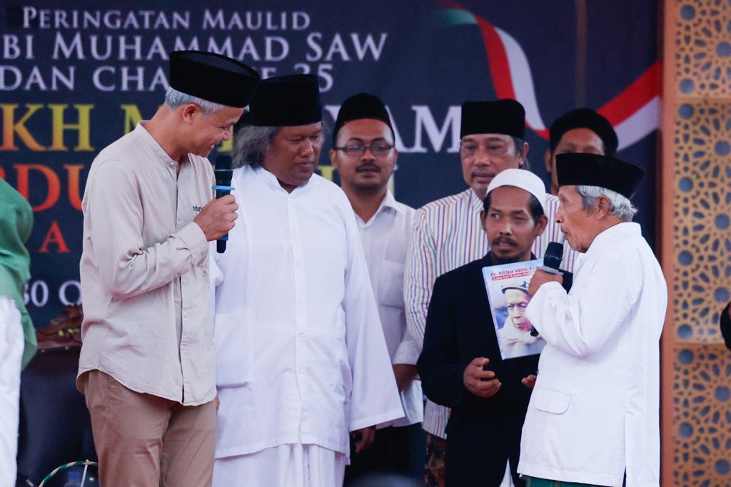 TOKOH NU: Ganjar Pranowo hadir dalam haul ke-35 kiai Hisyam Abdul Karim di Ponpes Roudlotussholichin Sholichat, Kalijaran, Purbalingga, Senin (30/10).