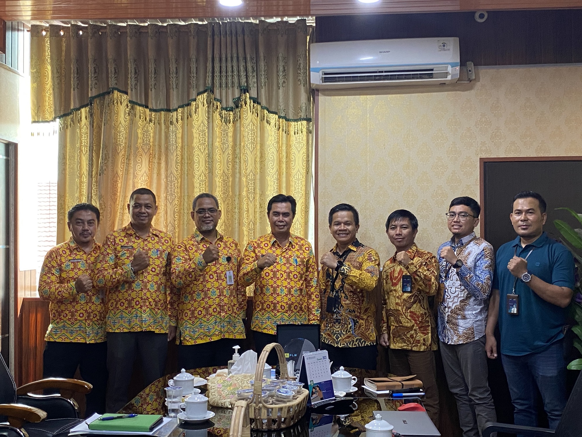 DIABADIKAN: Tim PLN Unit Induk Pembangunan Kalimantan Bagian Barat (UIP KLB) dengan Pemkab Ketapang. Kunjungan ini terkait pembangunan infrastruktur ketenagalistrikan di Kabupaten Ketapang.