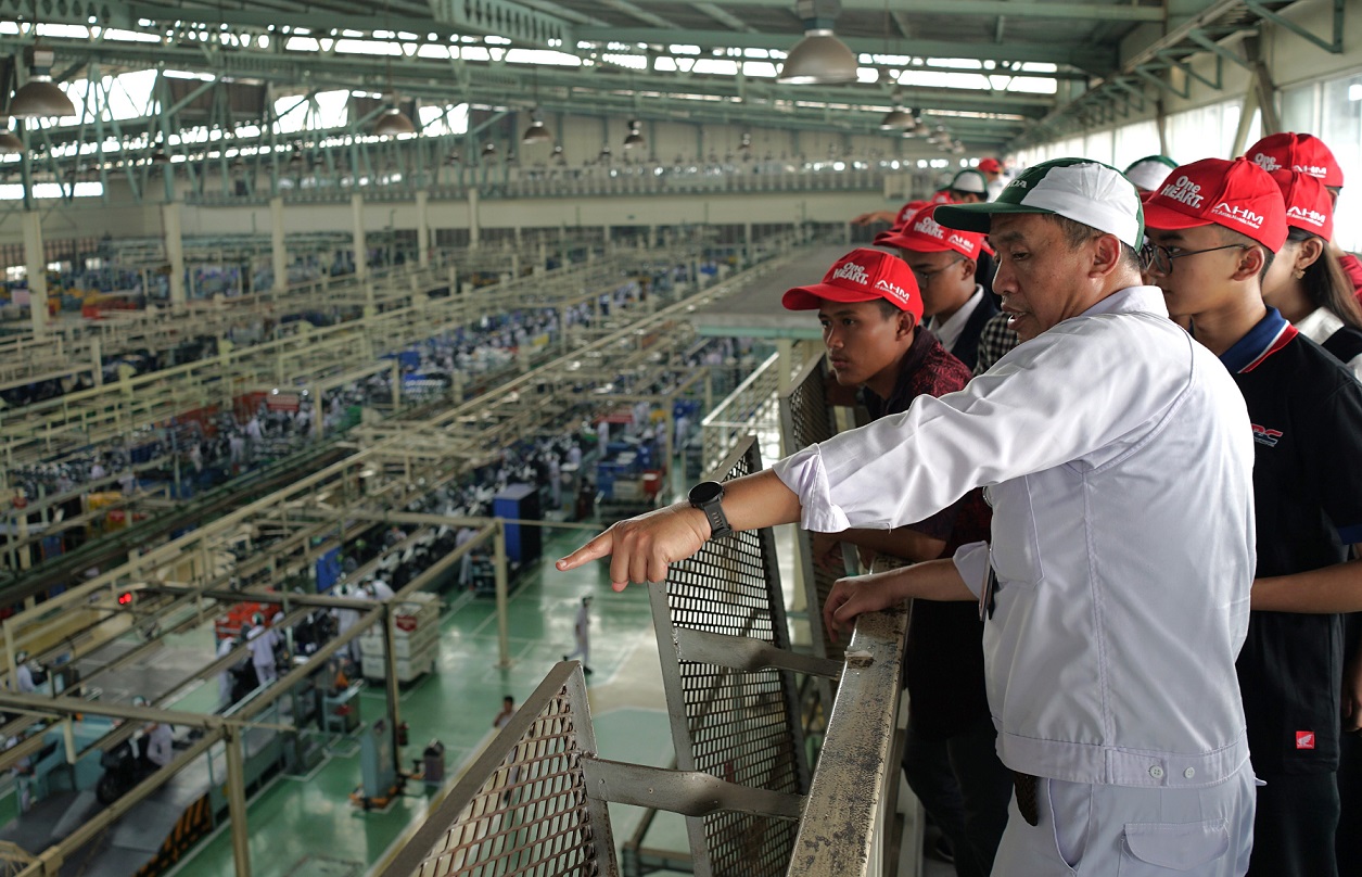 General Manager Plant Cikarang AHM, Yorizal memberikan penjelasan kepada para  peserta AHM Best Student saat melakukan kunjungan pabrik sepeda motor Honda di Plant Cikarang Jawa Barat (30/10).